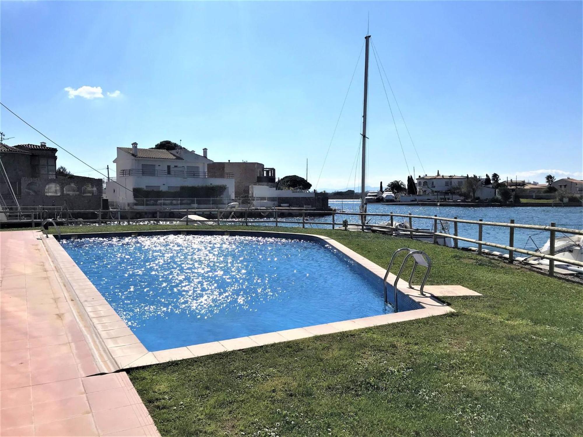 Apartamento En Roses Con Vistas Al Canal Y Piscina Bagian luar foto