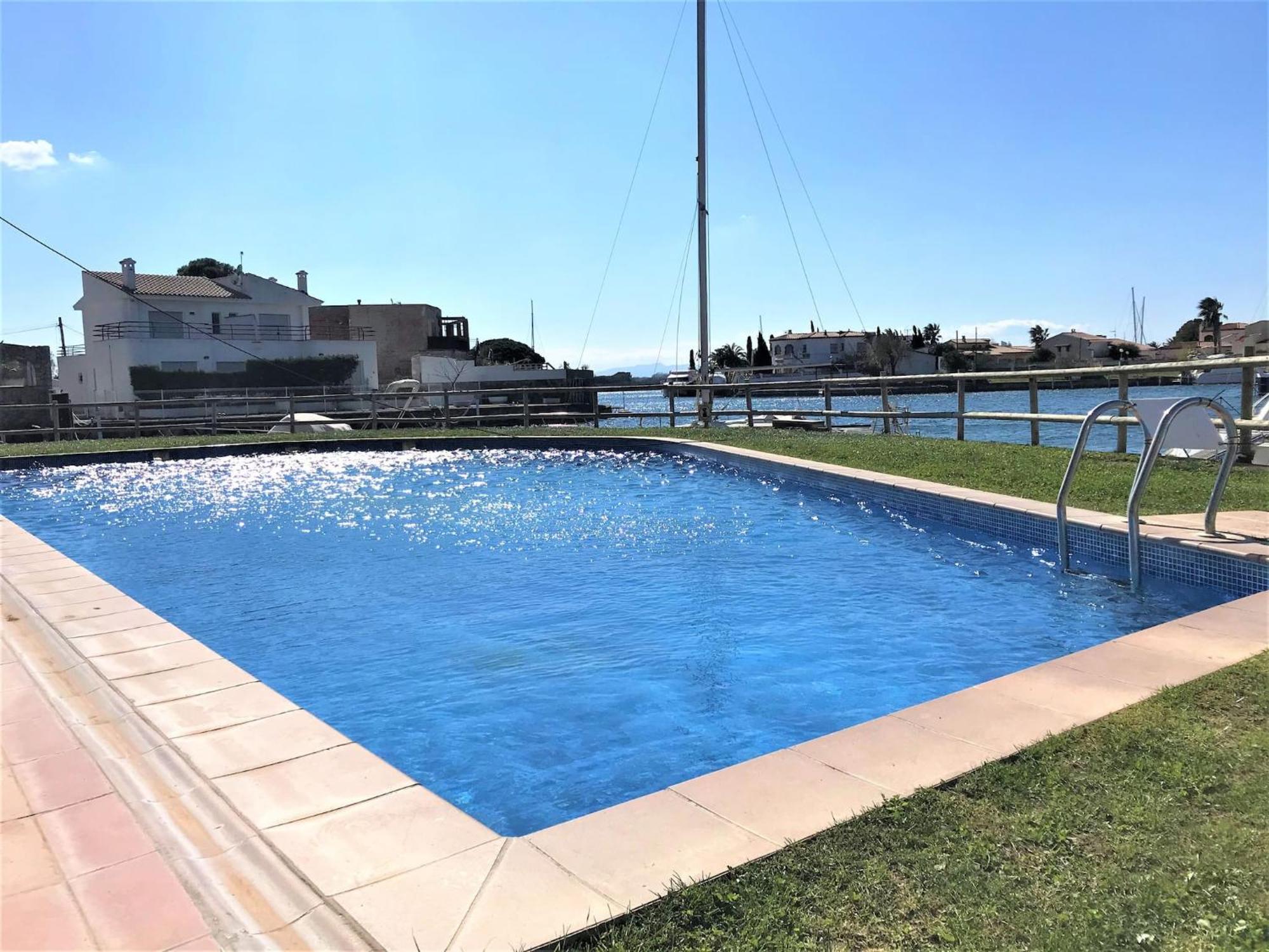 Apartamento En Roses Con Vistas Al Canal Y Piscina Bagian luar foto
