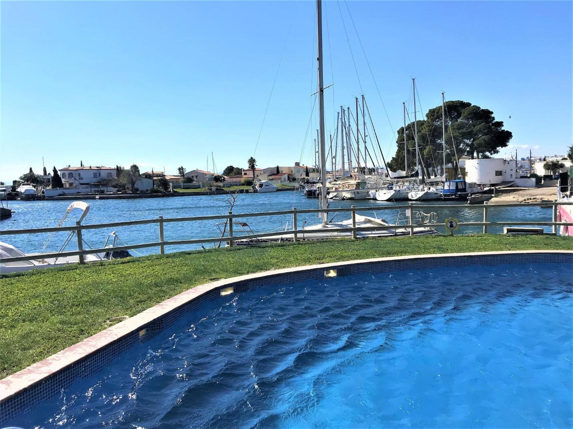 Apartamento En Roses Con Vistas Al Canal Y Piscina Bagian luar foto