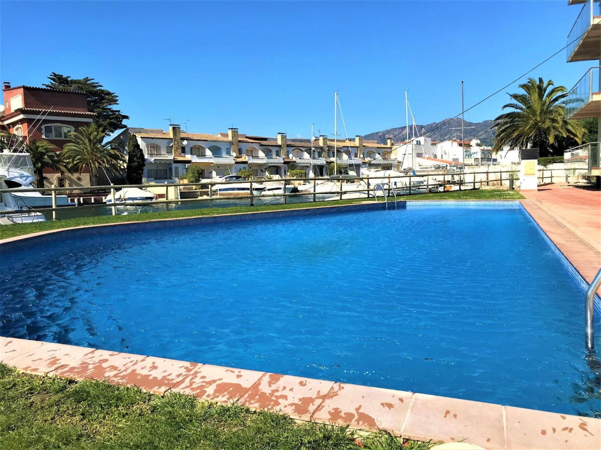 Apartamento En Roses Con Vistas Al Canal Y Piscina Bagian luar foto